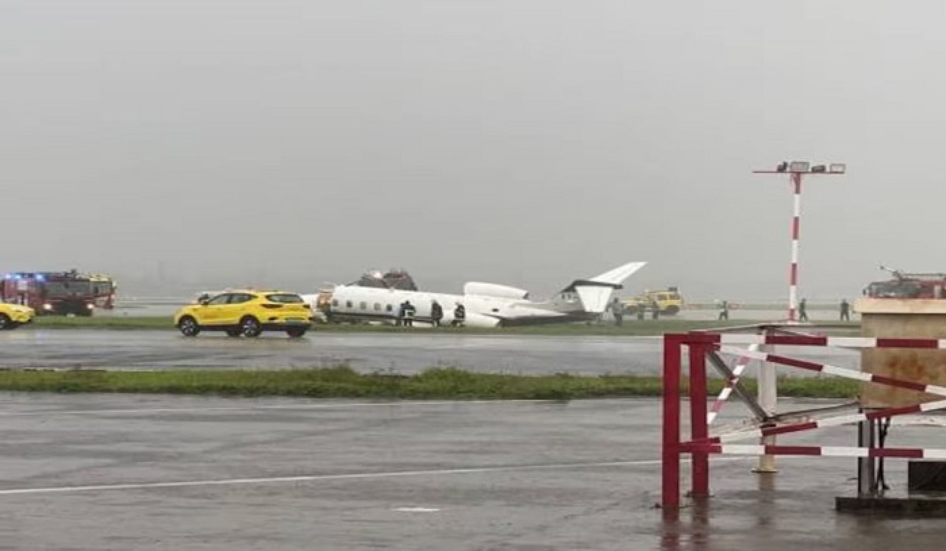 धावनमार्गमा विमान चिप्लिदा आठ जना घाइते